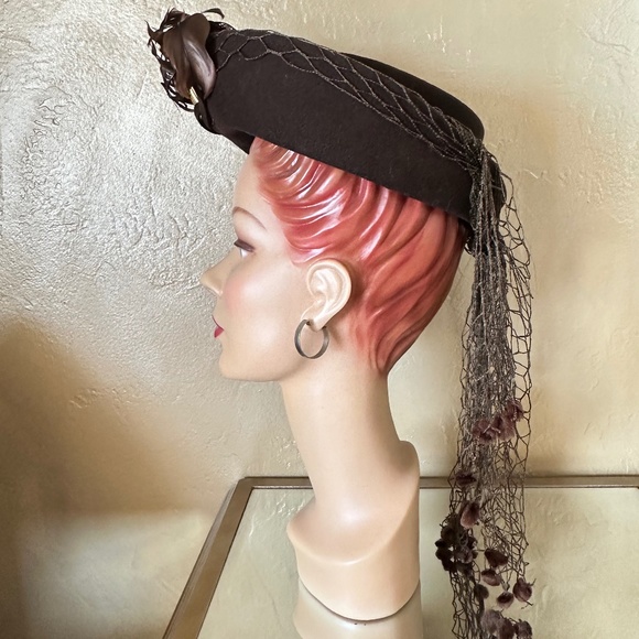 IMPRESSIVE 1940s\' BROWN FELT HAT WITH FEATHERS, GOLD TRIM + DOTTED VEILING main image 14